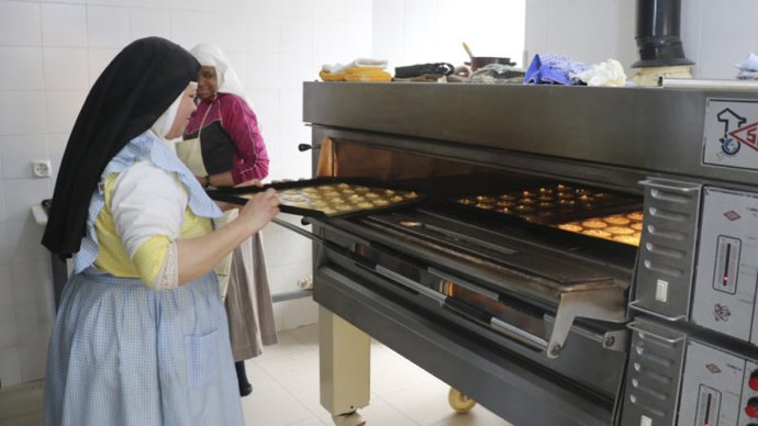 Archivo - Monjas clarisas realizan dulces para la Muestra de Conventos del Alcázar de Sevilla.