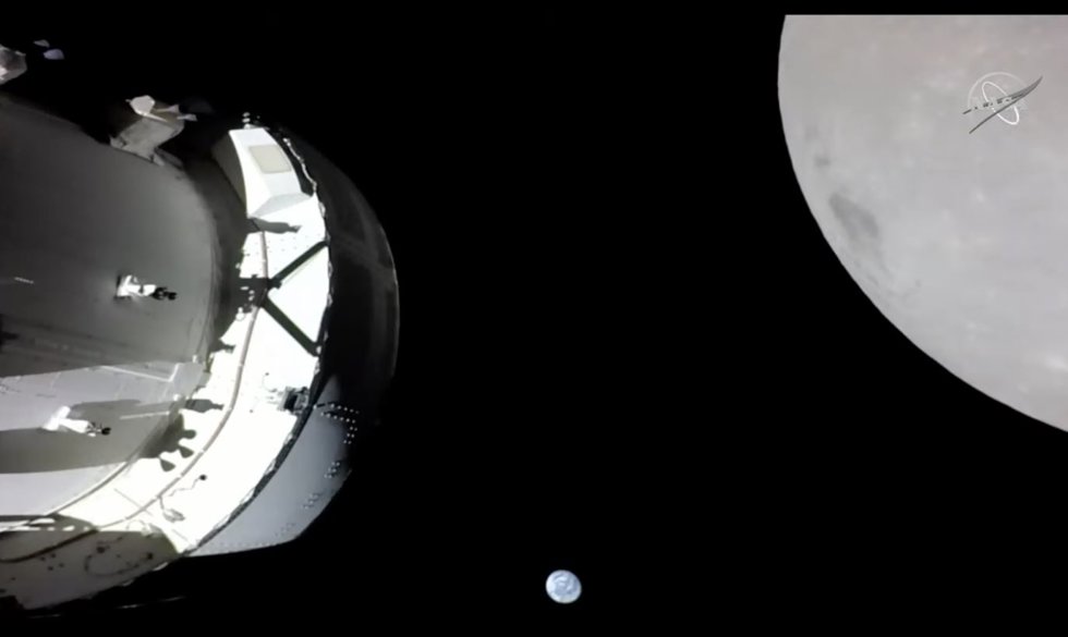 Imagen con la nave Orion sobrevolando la Luna con la Tierra al fondo