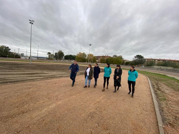 La alcaldesa de Talavera, Tita García Élez, ha visitado las obras que se están ejecutando para la construcción del patinódromo.