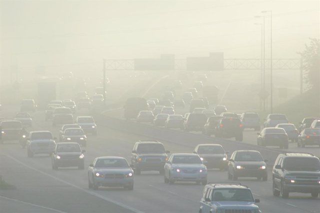Archivo - Contaminación, tráfico, atasco, coches, niebla