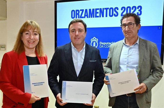 El presidente de la Diputación de A Coruña, Valentín González Formoso, presenta las cuentas provinciales para 2023 junto a los diputados María Muiño y Antonio Leira