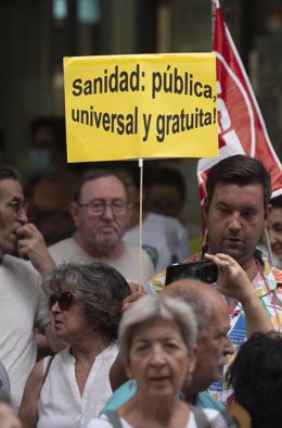 Archivo - Un trabajador del Summa 112 sostiene una pancarta durante una manifestación para exigir la reapertura de los SUAP 