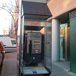 Archivo - Una cabina de teléfono. ARCHIVO