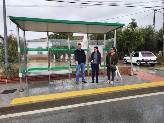 Casanueva (centro), en una de las paradas de autobús con nueva marquesina instalada en La Guijarrosa.