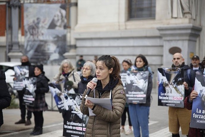 Activistas reclaman ante Agricultura la prohibición de la alimentación forzada a patos y ocas para producir foie gras