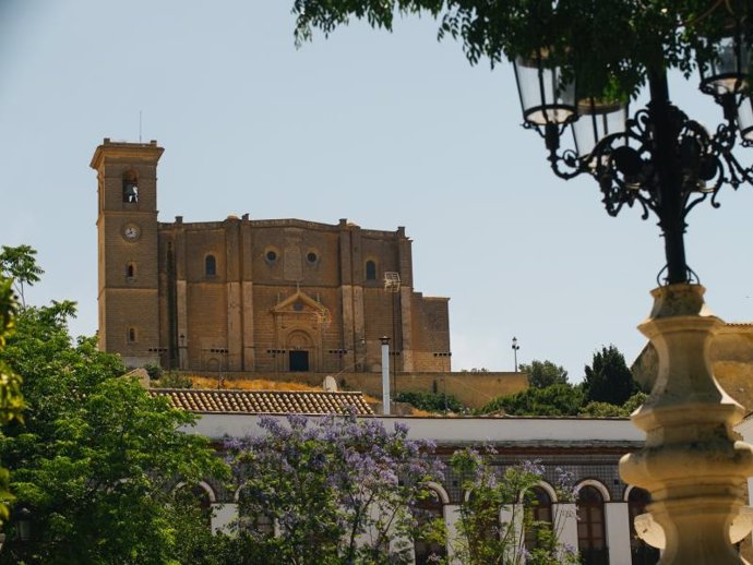 Archivo - Imagen de la Colegiata de Nuestra Señora de la Asunción de Osuna, que corona el casco histórico de la localidad