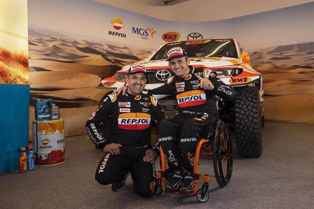 El copiloto Txema Villalobos y el piloto Isidre Esteve posan delante del Toyoya Hilux con el que participarán en el Rally Dakar 2023