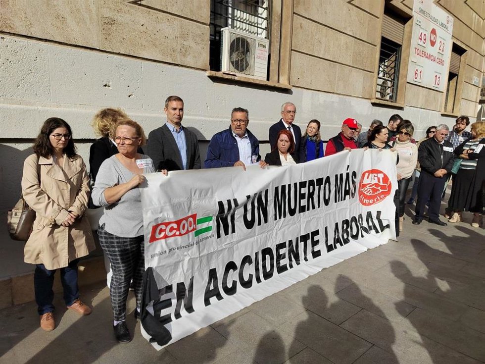 Concentración por la muerte de dos trabajadores en accidente laboral.