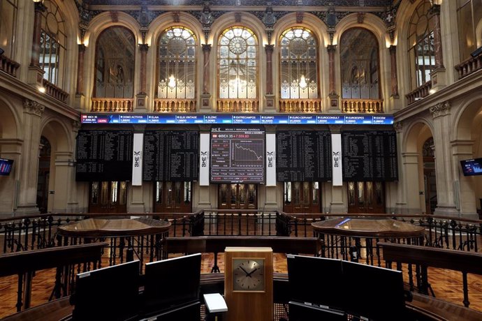 Archivo - Un panel del Ibex 35 en el centro del Palacio de la Bolsa, a 23 de septiembre de 2022, en Madrid (España).