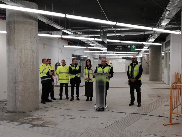 El consejero de Transporte, Iñaki Arriola, y la Secretaria de Estado de Transportes, Movilidad y Agenda Urbana, Isabel Pardo de Vera, en la estación provisional de Atotxa