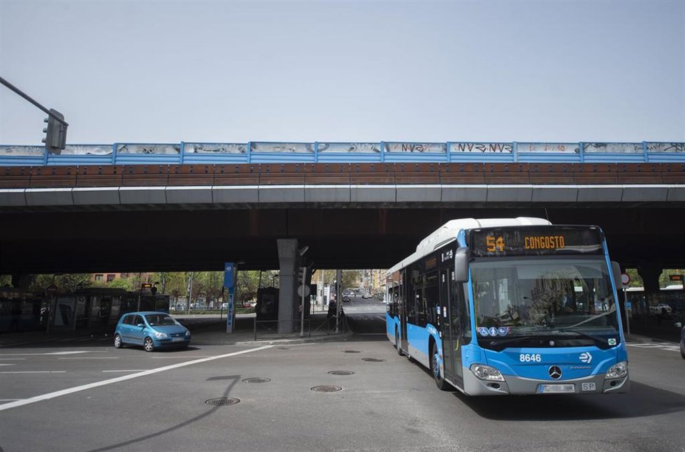 Archivo - Un autobús urbano circula junto al conocido como 'Scalextric' de la M-30, en Puente de Vallecas