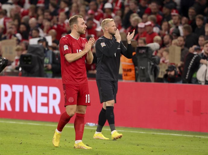Archivo - El danés Christian Eriksen y su compañero Kasper Schmeichel celebran la victoria en la Liga de Naciones contra Francia en el Parken Stadium de Copenhage.