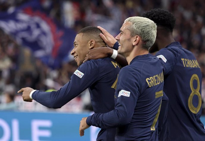 Archivo - Los jugadores franceses Kylian Mbappé, Antoine Griezmann y Aurelien Tchouameni celebran un gol con Francia. 