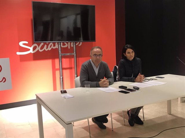 Archivo - El candidato del PSOE a la Alcaldía de Santiago, Xosé Sánchez Bugallo, y la 'número dos' de la lista, Mercedes Rosón, en rueda de prensa