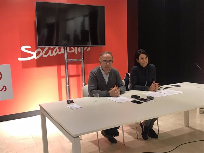Archivo - Arquivo - O candidato do PSOE á Alcaldía de Santiago, Xosé Sánchez Bugallo, e o 'número dous' da lista, Mercedes Rosón, en rolda de prensa
