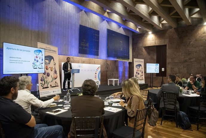 El viceconsejero de Presidencia del Gobierno de Canarias, Antonio Olivera, en unas jornadas sobre la Agenda Canaria 2030