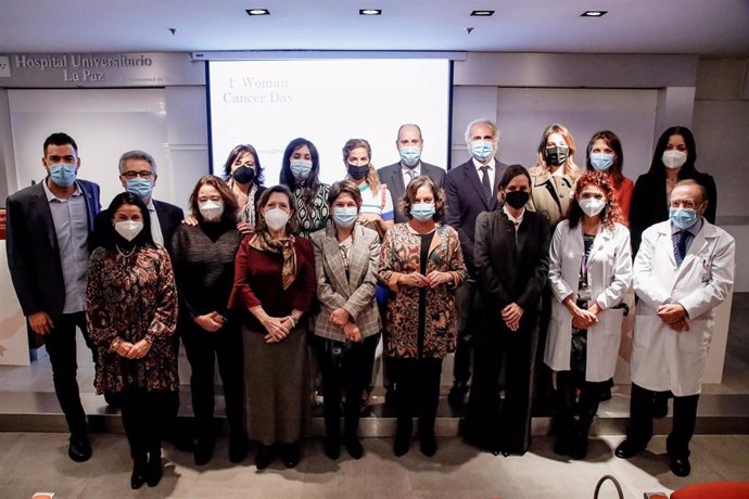 Foto de familia de los asistentes al 1er Woman Day Cancer en el auditorio del Hospital Materno-Infantil Hospital Universitario de la Paz, a 21 de noviembre de 2022, en Madrid (España).