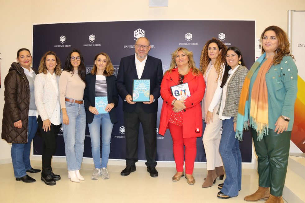 El rector y la vicerrectora de Igualdad, Inclusión y Compromiso Social junto a una representación de mujeres gitanas universitarias de Fakali.