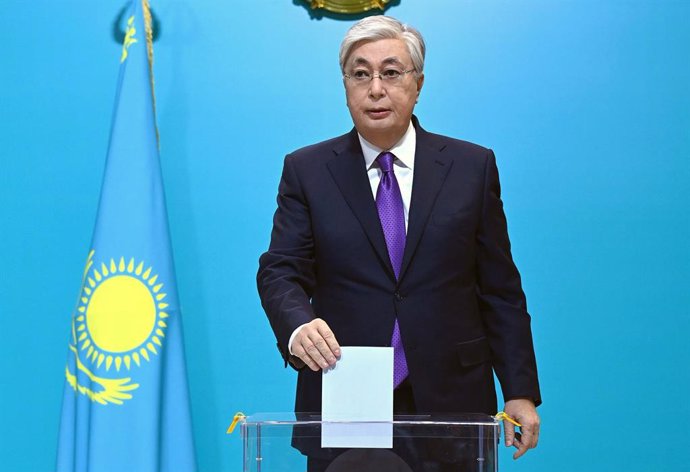 El presidente de Kazajistán, Kasim Yomart Tokayev, vota en las elecciones presidenciales