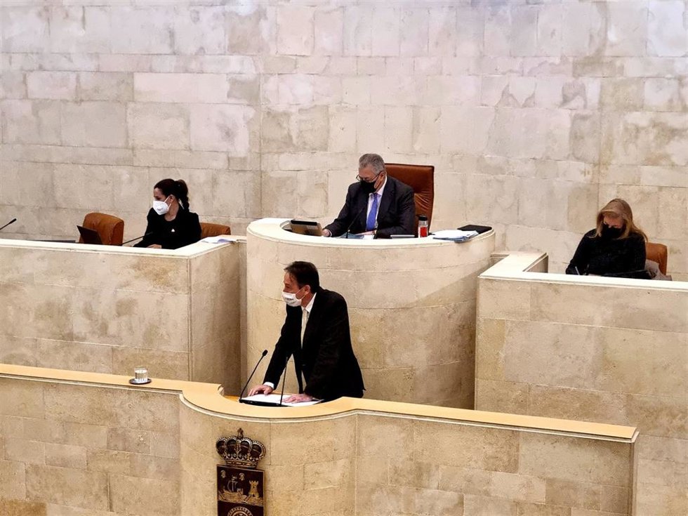 Archivo - El consejero de Obras Públicas, Ordenación del Territorio y Urbanismo del Gobierno de Cantabria, José Luis Gochicoa,  en el Pleno del Parlamento