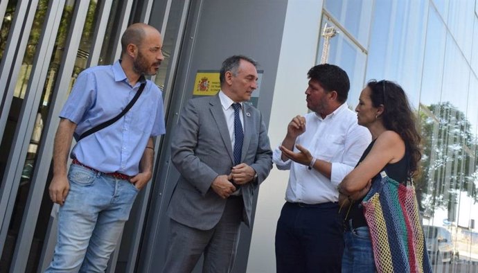 El coordinador provincial de Izquierda Unida en Huelva, Marcos Toti, junto al exsecretario de Estado para la Agenda 2030, Enrique Santiago.