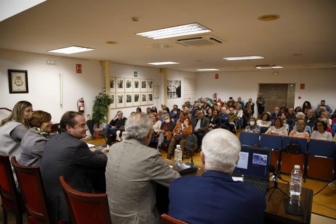 Leandro Álvarez Rey abre la XVI edición del Aula de la Experiencia en Mairena