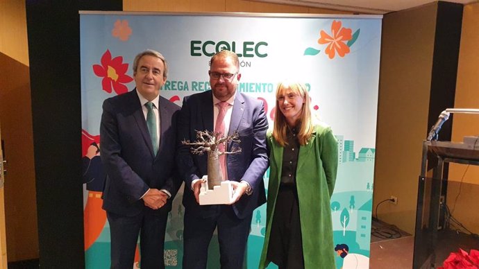 Rodríguez Osuna recibe en Madrid el premio Green Week que concede Ecolec a Mérida por el reciclaje de residuos electrónicos.