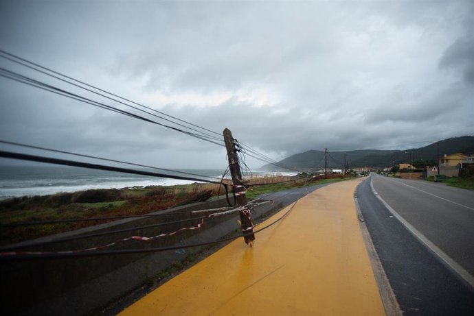 Archivo - Poste de la luz caído debido al viento, en la zona de Santa Maria de Oia hasta Cabo Silleiro, a 20 de octubre de 2022, en Pontevedra, Galicia, (España). La borrasca Armand es la primera de gran impacto de la temporada que afectará a Galicia y 