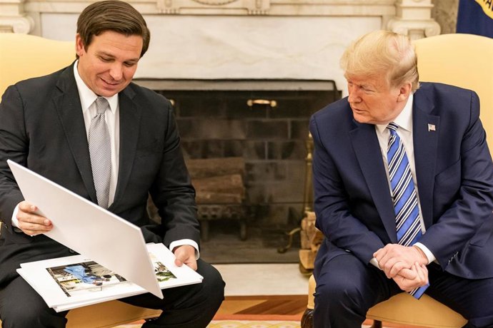 Archivo - El gobernador de Florida, Ron DeSantis, junto con el expresidente de Estados Unidos Donald Trump