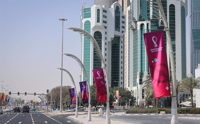 Archivo - Bandera del Mundial de fútbol en las calles de Doha