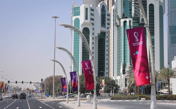 Archivo - 31 March 2022, Qatar, Doha: Flags with the 2022 Fifa World Cup logo can be seen on street lamps in the shape of palm fronds. The draw for the 2022 World Cup in Qatar will take place in Doha on 01 April. Photo: Christian Charisius/dpa