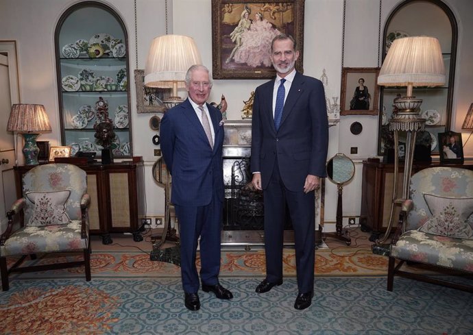 21 November 2022, United Kingdom, London: King Charles III receives King Felipe VI of Spain in the Morning Room, during an audience at Clarence House. Photo: Yui Mok/PA Wire/dpa