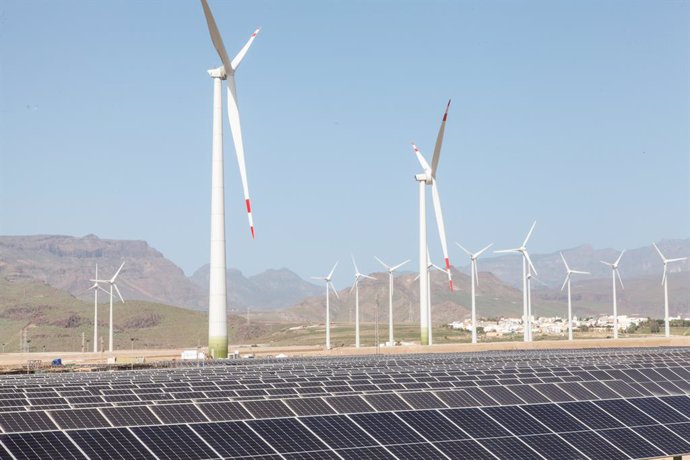 Aerogeneradores y paneles solares en la inauguración del mayor complejo de generación de energías renovables de Canarias, a 27 de octubre de 2022, en San Bartolomé de Tirajana, Gran Canaria, Canarias (España). Este complejo es uno de los mayores del mun