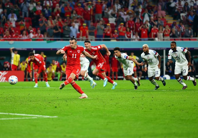 21 November 2022, Qatar, Al Rayyan: Wales' Gareth Bale scores his side's first goal from the penalty spot during the FIFA World Cup Qatar 2022 Group B soccer match between USA and Wales at Al Rayyan Stadium. Photo: Tom Weller/dpa