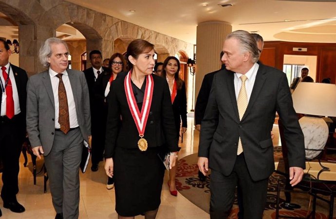 La fiscal general de Perú, Patricia Benavides, se reúne con una misión de la OEA.