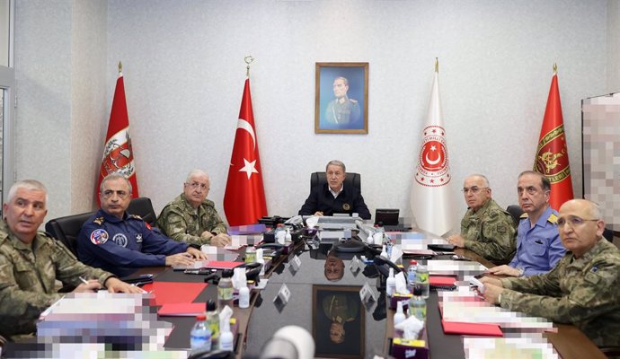 El ministro de Defensa de Turquía, Hulusi Akar, en una reunión con los altos cargos del Ejército del país