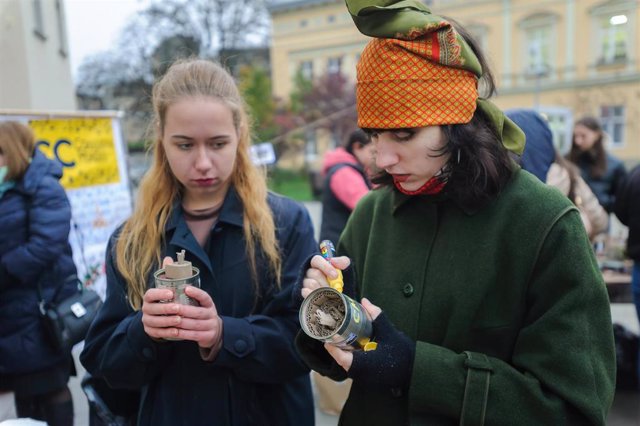Voluntarios ucranianos escriben cartas en las velas de las trincheras para las Fuerzas Armadas de Ucrania, para el próximo invierno.