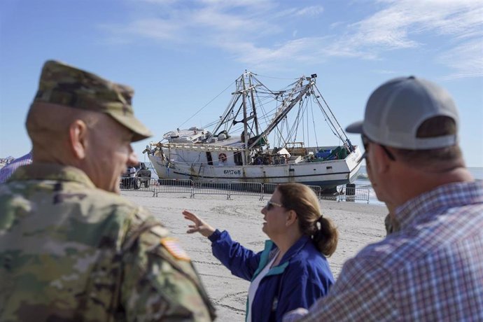 Archivo - El Cuerpo de Ingenieros del Ejército de los Estados Unidos y los líderes locales electos ven el barco camaronero Shayna Michelle encallado en una playa pública tras el huracán Ian de categoría 1, el 2 de octubre de 2022 en Myrtle Beach, Caroli