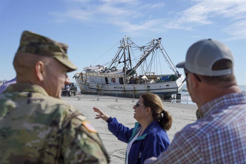 Archivo - El Cuerpo de Ingenieros del Ejército de los Estados Unidos y los líderes locales electos ven el barco camaronero Shayna Michelle encallado en una playa pública tras el huracán Ian de categoría 1, el 2 de octubre de 2022 en Myrtle Beach, Caroli