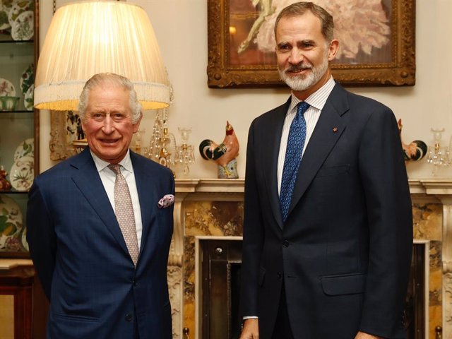 Carlos III y Felipe VI han mantenido su primera reunión desde que el hijo de Isabel II ascendió al trono el pasado mes de septiembre