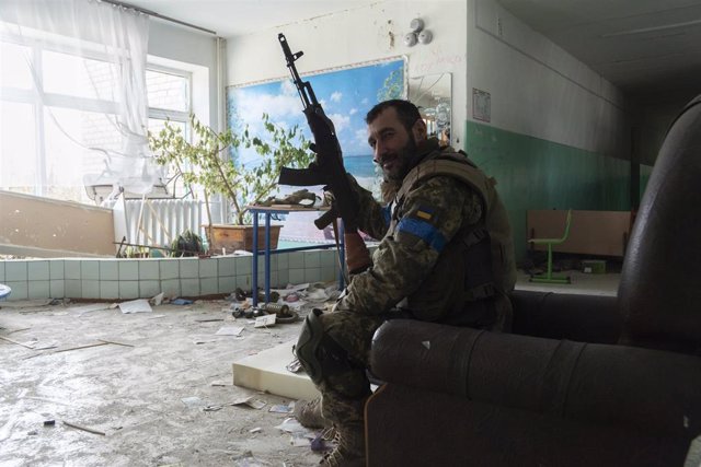 Archivo - Un soldado ucraniano en una escuela del pueblo de Rudnyts'ke, que sirvió antes como cuartel general de las tropas rusas.