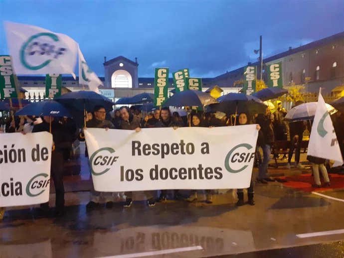 Concentración CSIF para pedir a Uruñuela que resuelva "la grave situación" de la enseñanza riojana