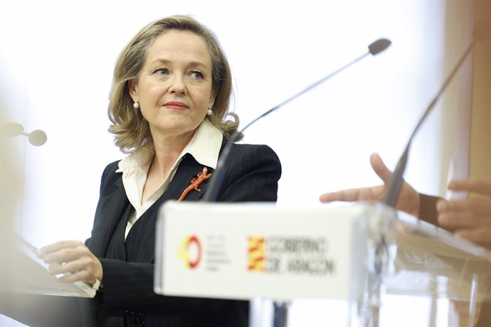 La vicepresidenta primera y ministra de Asuntos Económicos y Transformación Digital, Nadia Calviño, ateinde  al presidente del Gobierno de Aragón, en la sala de Columnas del Edificio Pignatelli, a 16 de noviembre de 2022, en Zaragoza, Aragón (España). D