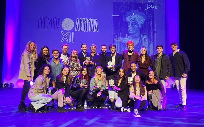 Equipo Jumpers posando con todos los premios. 