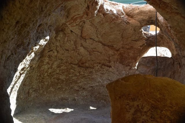 Antecámara de una de las dos cuevas artificiales del tercer milenio previo a la era actual descubiertas en Pedrera