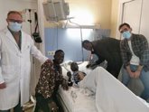 Foto: El hijo de Ablaye, enfermo terminal, ya acompaña a su padre en el Hospital Costal del Sol de Marbella