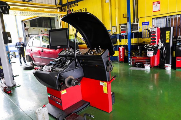 Archivo - Un trabajador trabaja en un taller de reparación de coches.
