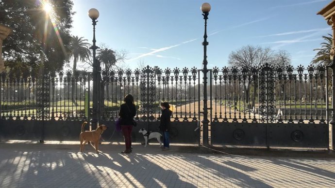Archivo - Dos mujeres pasean a sus perros por la entrada del Parc de la Ciutadella de Barcelona, cerrado