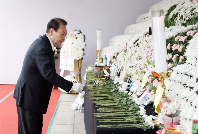 El presidente de Corea del Sur, Yoon Suk Yeol, frente a un altar por las víctimas de la estampida de Halloween en el distrito de Itaewon, Seúl