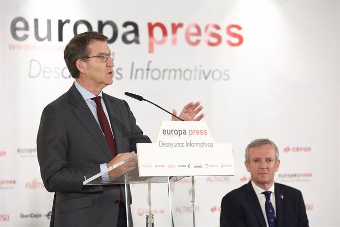 Núñez Feijóo presenta a Alfonso Rueda en un desayuno organizado por Europa Press. 